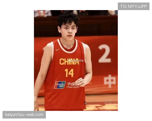 杨舒予球场像打仗，街拍像把商场搬回家，我连钱包都不好意思亮了